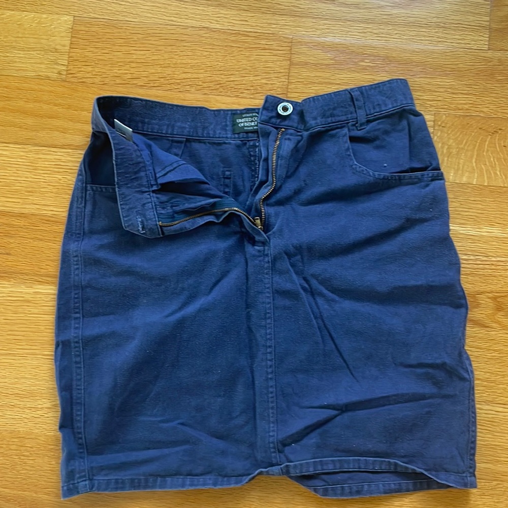 United colors of Benetton. Navy skirt. 100% cotton. Size 28.